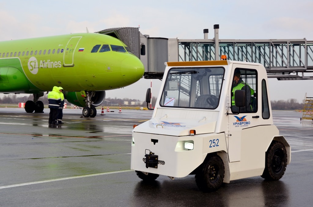 В аэропорту Калининграда появились новые электрические тягачи