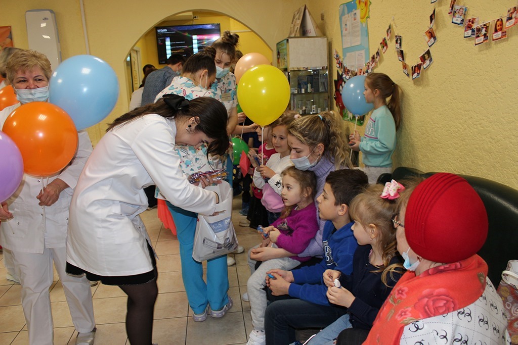 В детской стоматологической поликлинике Калининграда устроили праздник для детей и родителей