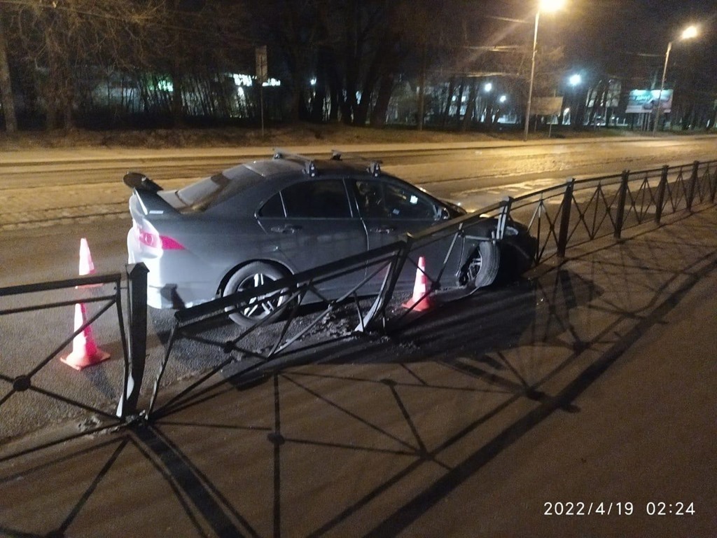 «Хонда» влетела в дорожное ограждение на окраине Калининграда