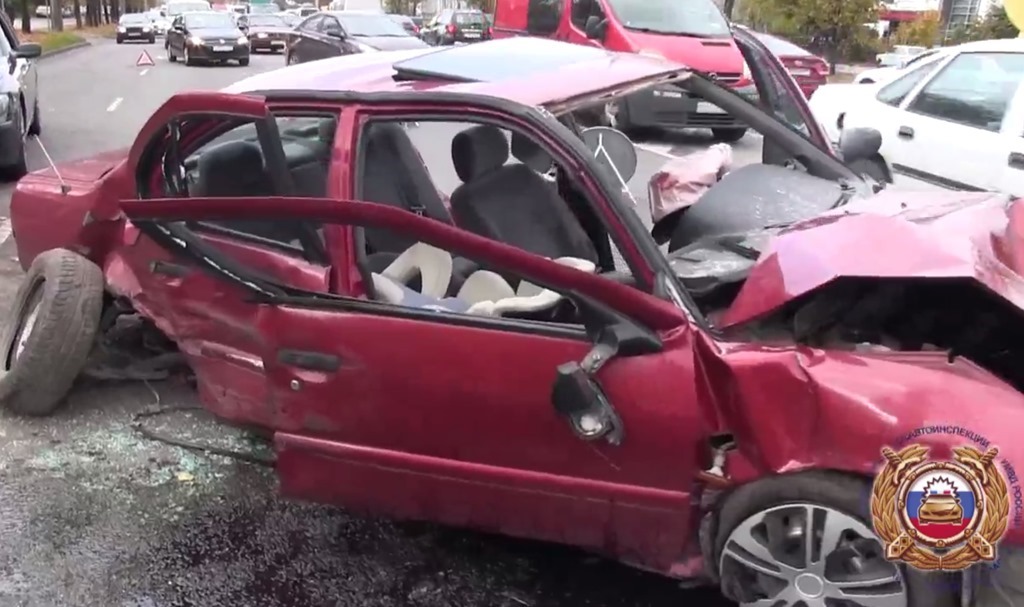 Страшная авария в Калининграде: “Ниссан” врезался в придорожные деревья (видео)