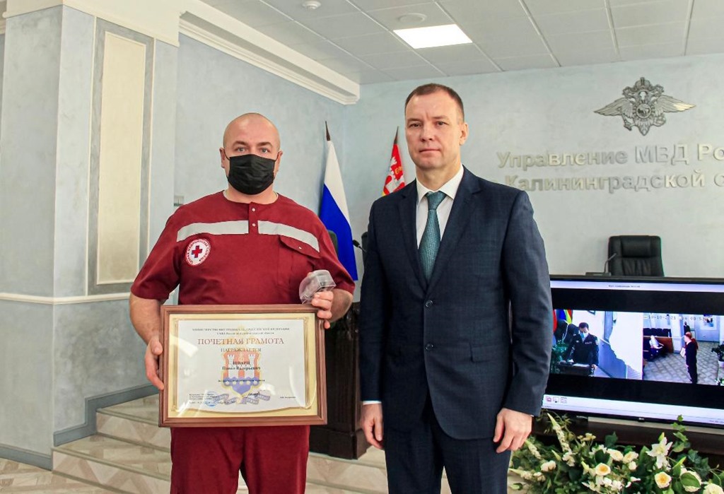 Начальник УМВД по Калининградской области наградил водителя “скорой” за спасение ребенка из рук обезумевшего отца