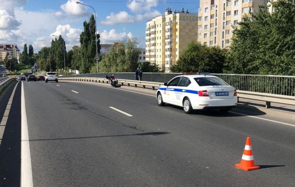 Опытный мотоциклист опрокинулся на улице Гайдара в Калининграде