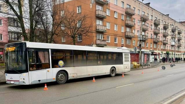 82-летняя калининградка упала в автобусе из-за невнимательного водителя