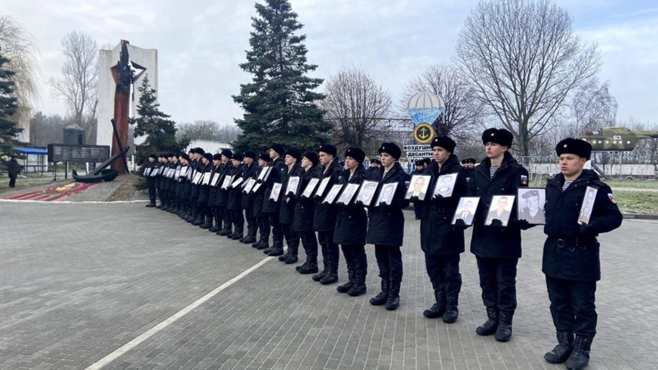 Память погибших военнослужащих 336-й отдельной гвардейской бригады морской  пехоты почтили в Балтийске - Мой Калининград