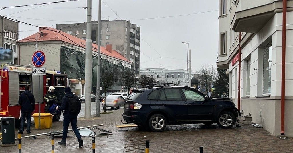 Внедорожник “БМВ” вылетел с дороги и врезался в стену магазина игрушек в Калининграде