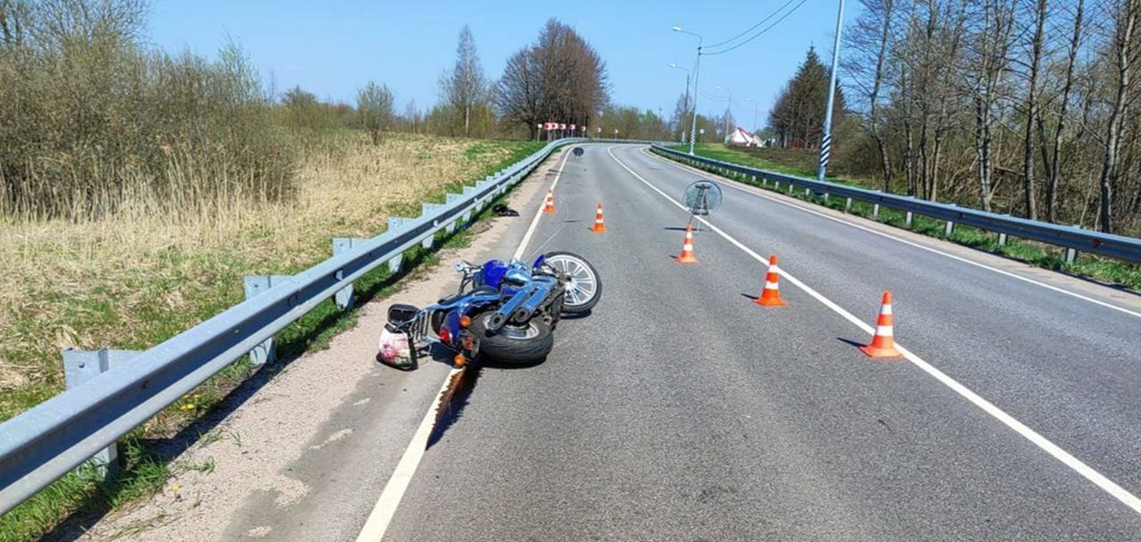 Пенсионер-мотоциклист врезался в дорожное ограждение