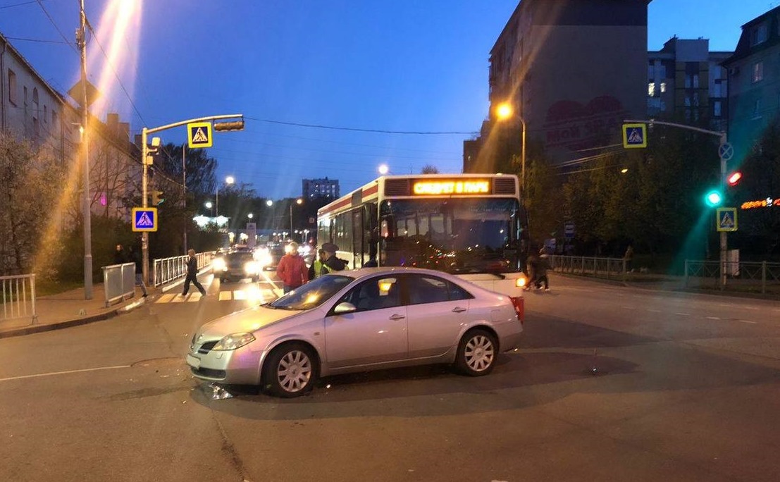В Калининграде водитель «Ниссана» спровоцировал ДТП с автобусом