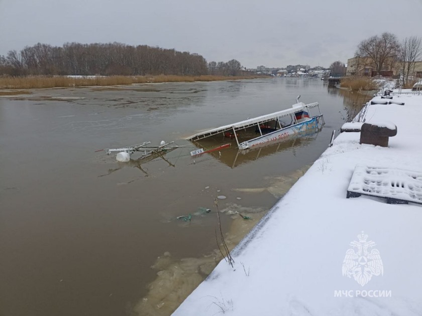 В Калининграде по неизвестной причине затонул прогулочный катер