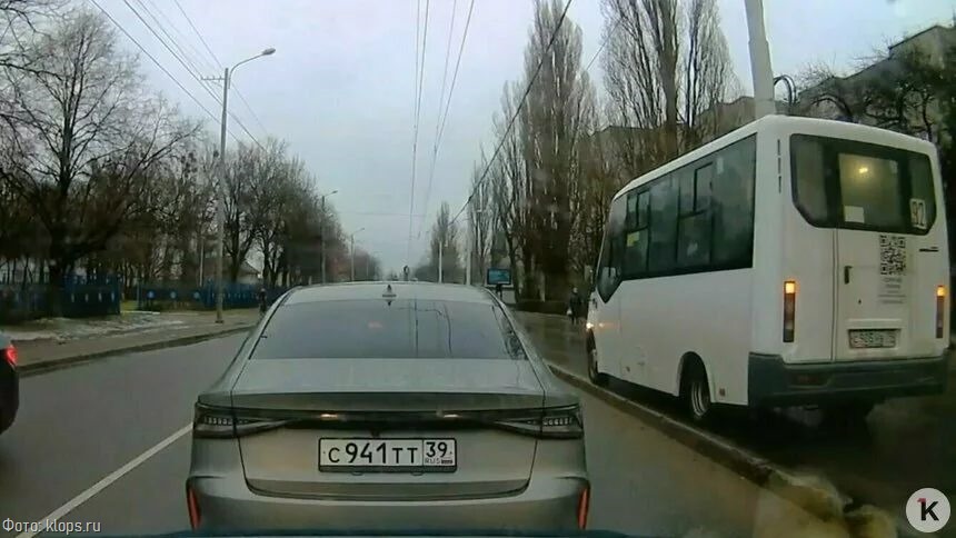 Калининградская госавтоинспекция оштрафовала водителя маршрутки, который гнал по тротуару на Дзержинского