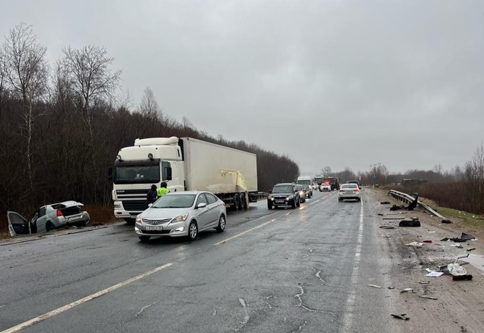 На Южном обходе Калининграда столкнулись два грузовика и легковушка