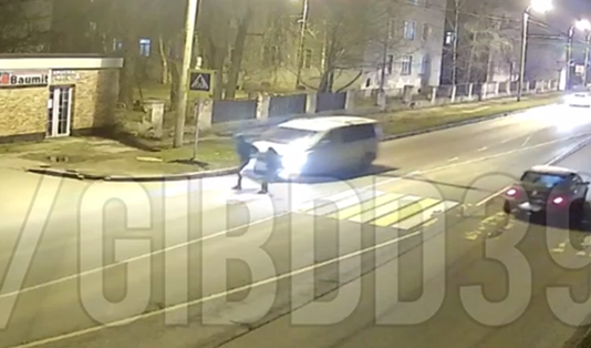 Два молодых пешехода попали под колёса «Хендая» на окраине Калининграда