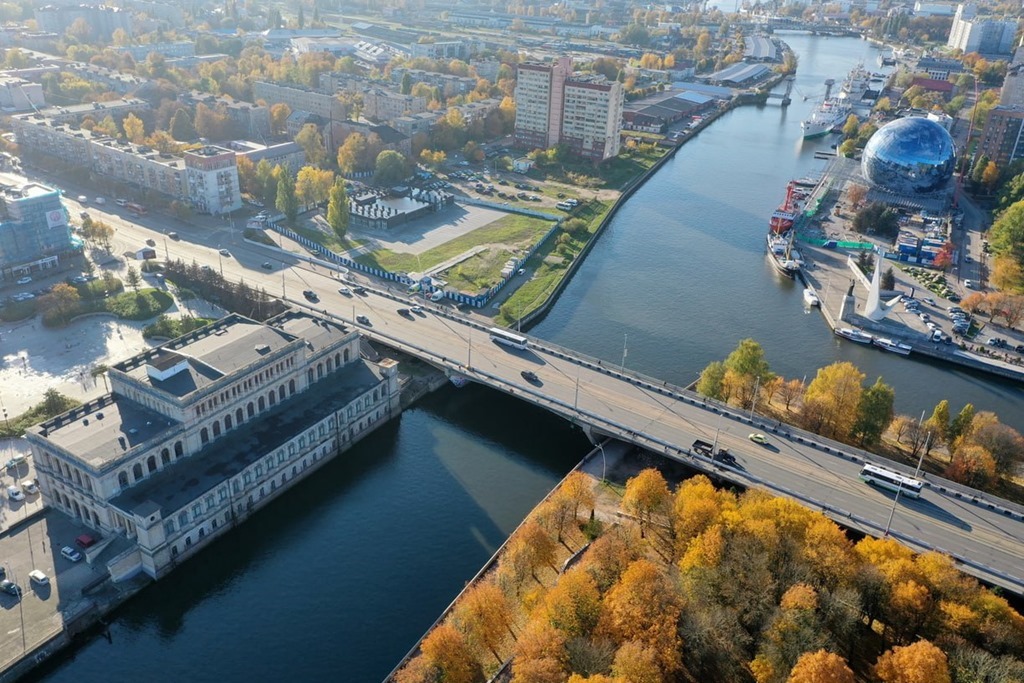 С разницей в 3 часа с моста в Калининграде спрыгнули мужчина и женщина