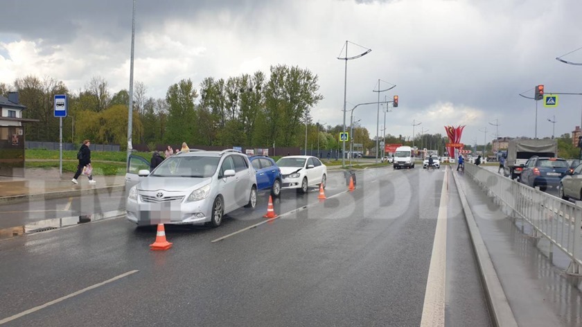 Калининградка на «Фольксвагене» устроила столкновение с двумя автомобилями