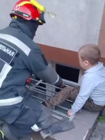 Спасатели вызволили мальчика, застрявшего ногой в решётке