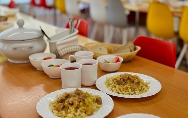 Калининградцы испытали на себе обеды и полдники, которыми кормят их детей в лагерях отдыха