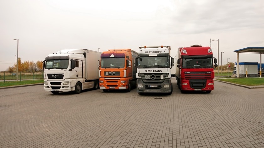 Два десятка грузовиков стоят в очереди на въезд в Калининградскую область