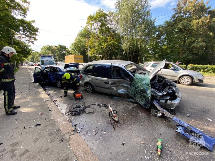 4 автомобиля столкнулись на Московском проспекте Калининграда