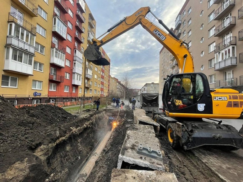 В Майском переулке Калининграда устраняют последствия прорыва трубы магистральной сети