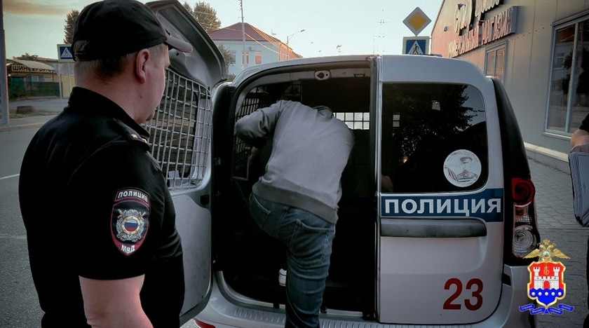 В Калининграде полицейские задержали курьера-мошенника, похитившего у пенсионерки все сбережения