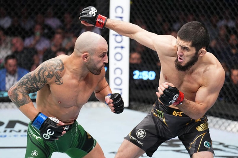 PERTH, AUSTRALIA - FEBRUARY 12: (R-L) Islam Makhachev of Russia punches Alexander Volkanovski of Australia in the UFC lightweight championship fight during the UFC 284 event at RAC Arena on February 12, 2023 in Perth, Australia. (Photo by Chris Unger/Zuffa LLC via Getty Images)