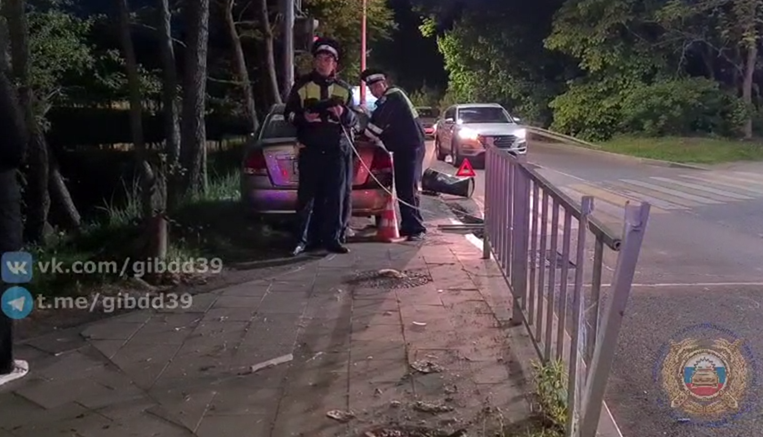 Страшное ДТП в Калининграде: автомобиль вылетел на тротуар и сбил пешеходов