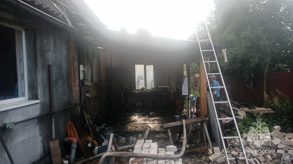 В Калининграде пожарные ликвидировали возгорание частного дома