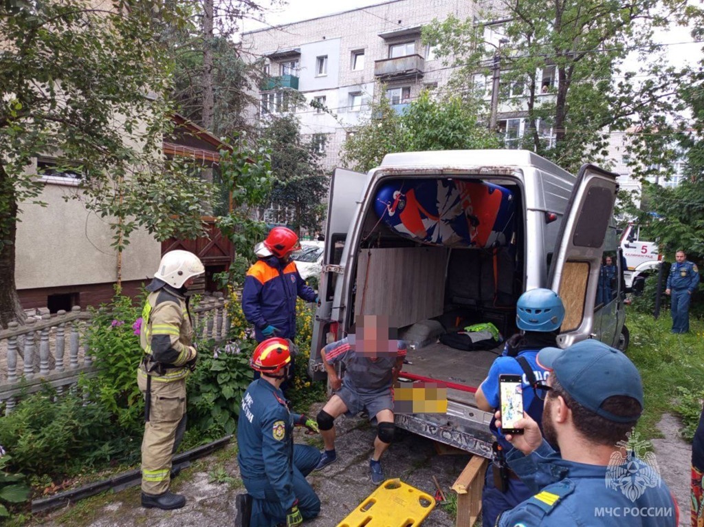 Сотрудники МЧС спасли мужчину, зажатого под автомобилем в Калининграде