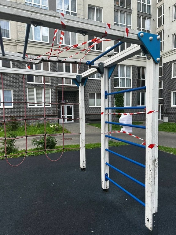 Прокуратура заставила УК исправить небезопасную детскую площадку в Калининграде