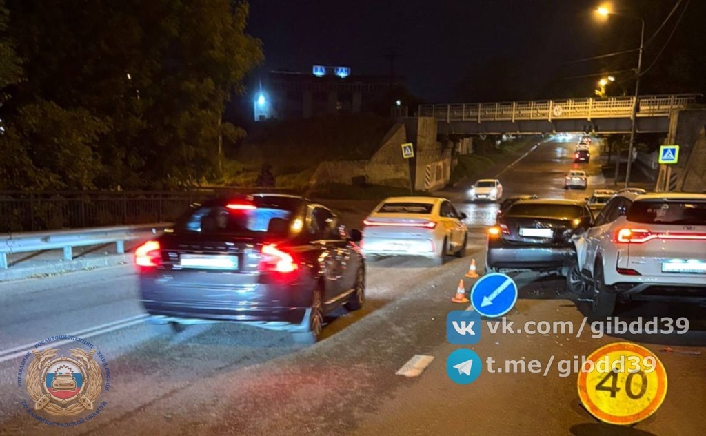 В Калининграде водитель попал под свой автомобиль при ДТП