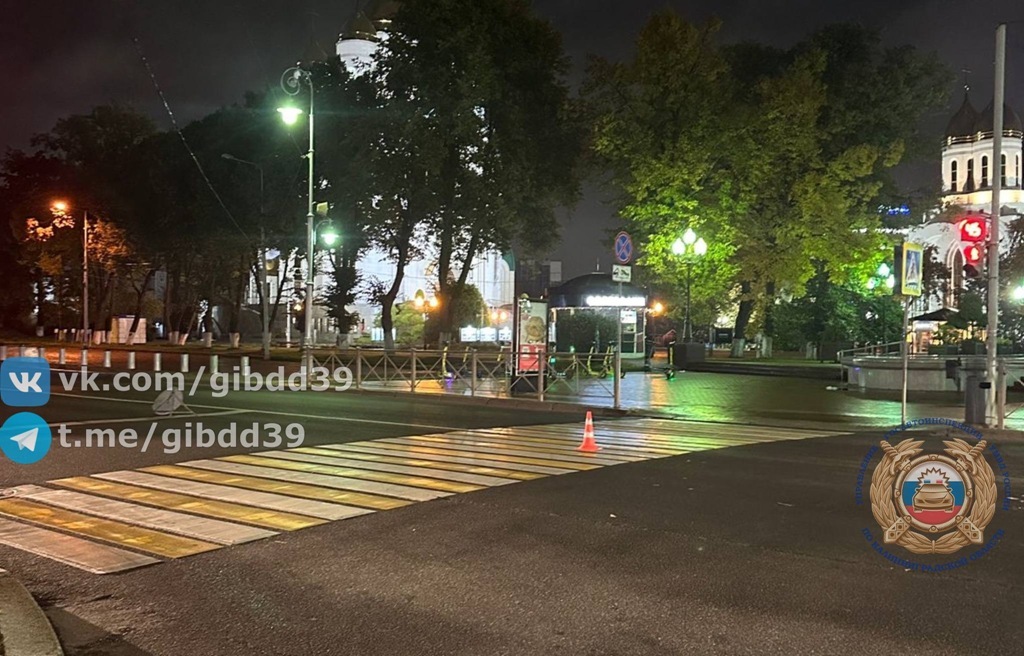 На площади Победы в Калининграде автомобиль сбил пешехода на переходе