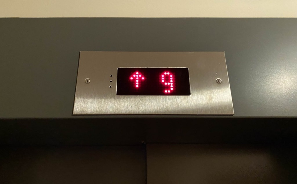 В Калининграде проверяют лифт, который падал четыре раза за пять дней