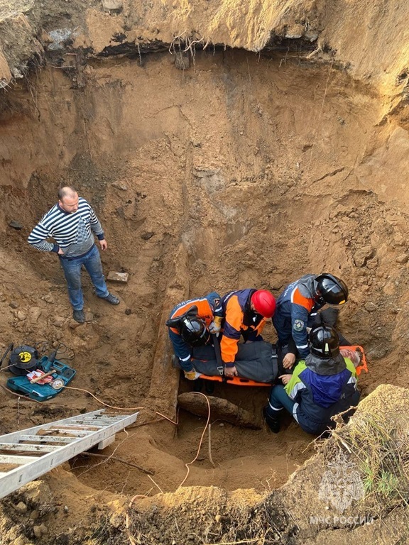 Спасатели вызволили рабочего из глубокого котлована в Калининграде