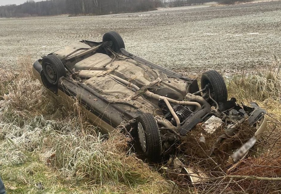 Под Калининградом автомобиль с тремя людьми перевернулся в кювет