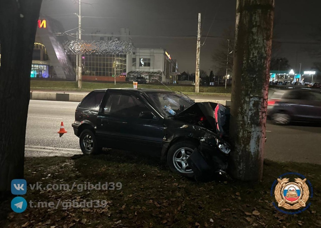 В Калининграде водитель Kia при перестроении не уступил дорогу и снёс световую опору В Калининграде водитель Kia при перестроении не уступил дорогу и снёс световую опору