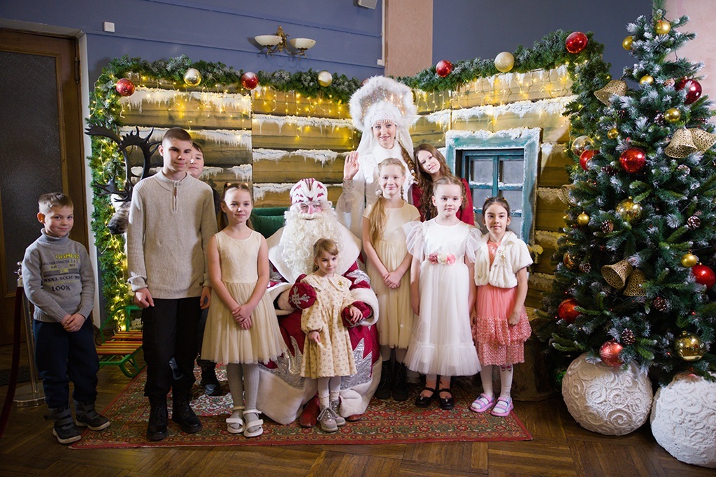 В Калининграде прошла губернаторская ёлка для 650 детей со всей области