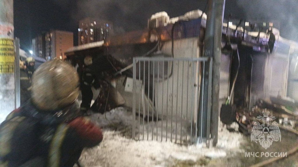 В Калининграде потушили пожар в торговых павильонах