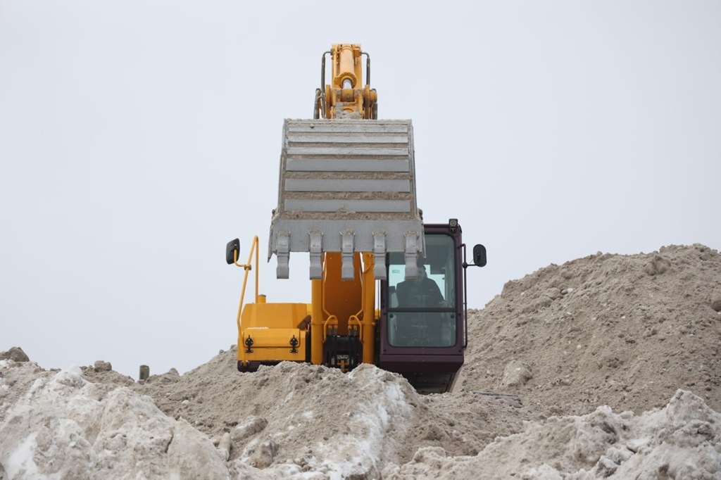 Снегосвалка «Чистоты» бьёт рекорды: экскаватор работает на вершине снежной горы