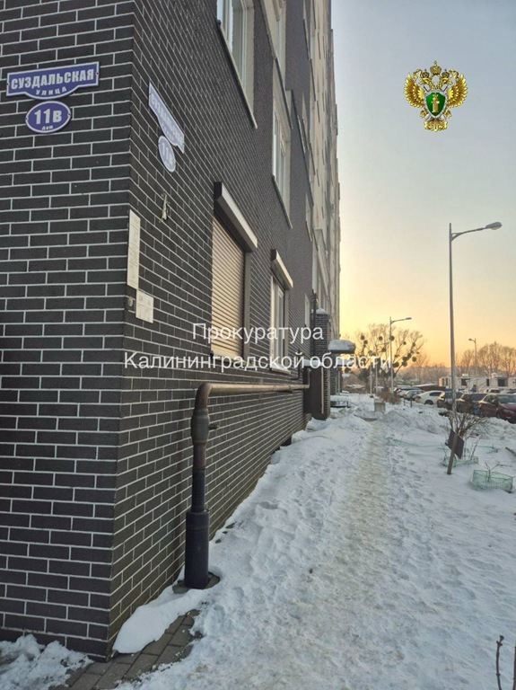 Школьница получила травмы в неубранном дворе в Калининграде