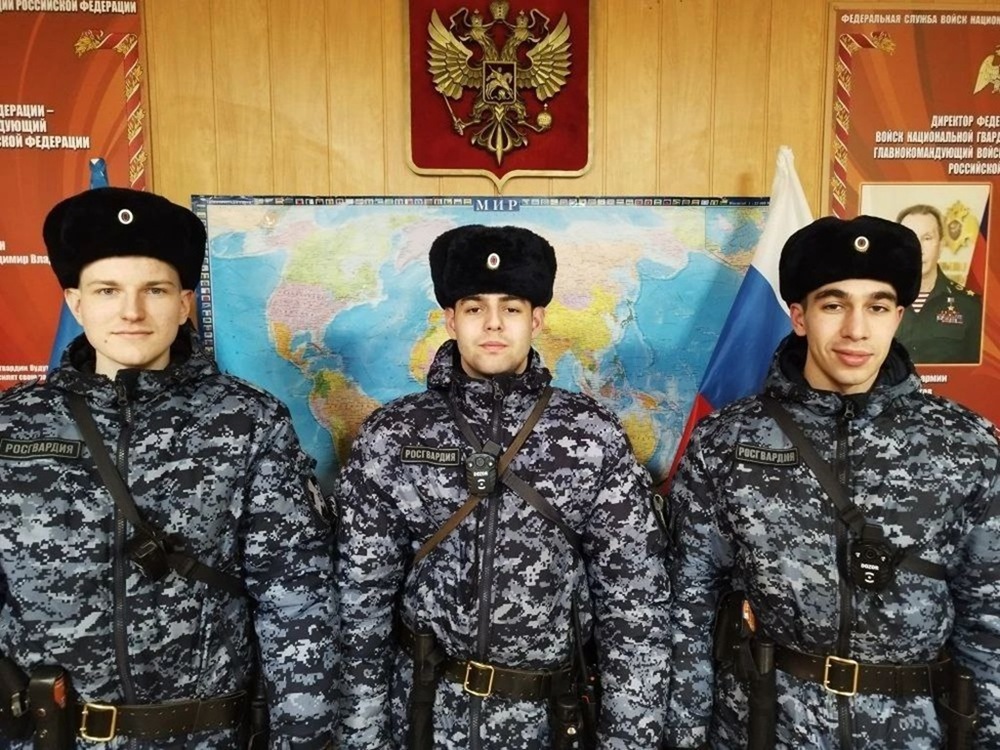 Росгвардейцы помогли женщине, упавшей на улице в Калининграде