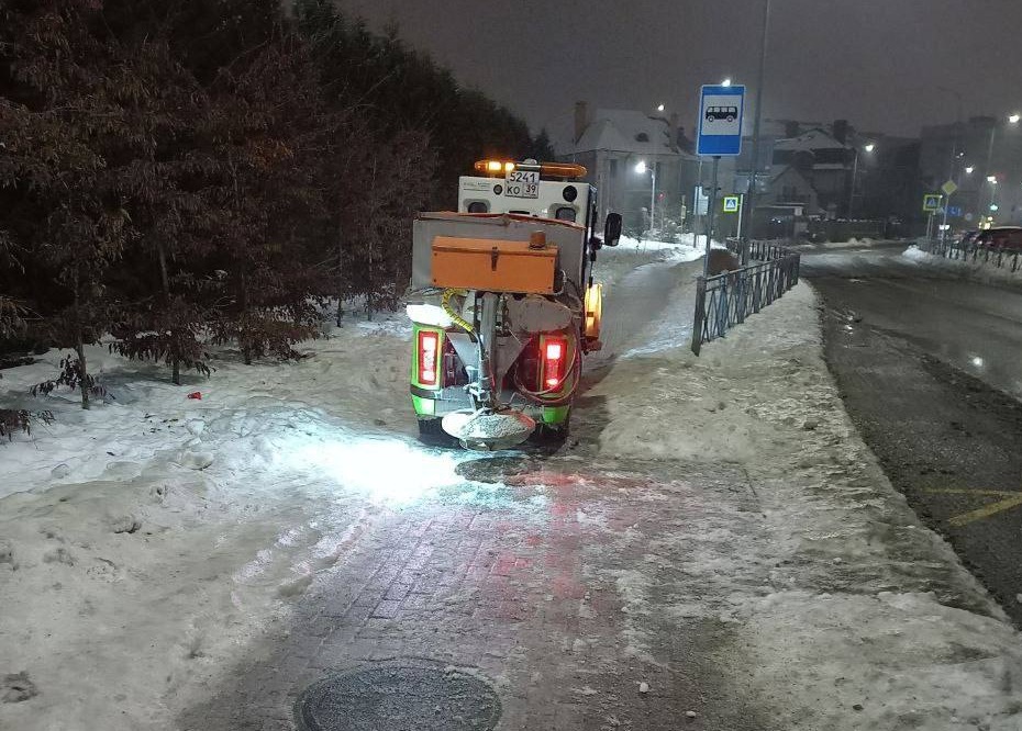 В Калининградской области дорожные службы работают в круглосуточном режиме из-за ледяного дождя