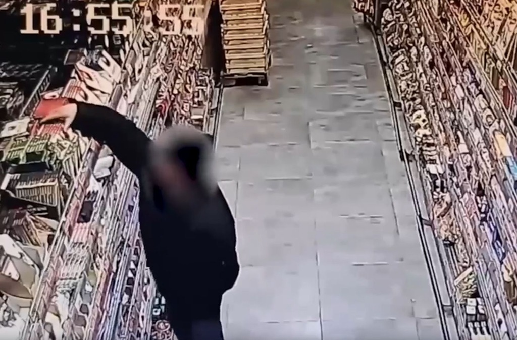 Сладости для подруг: житель Светлогорска попался на попытке кражи конфет