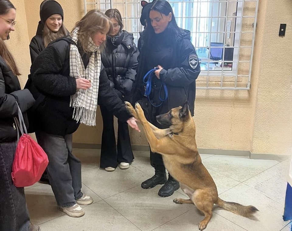 Калининградские полицейские и их служебная собака провели для школьников урок безопасности