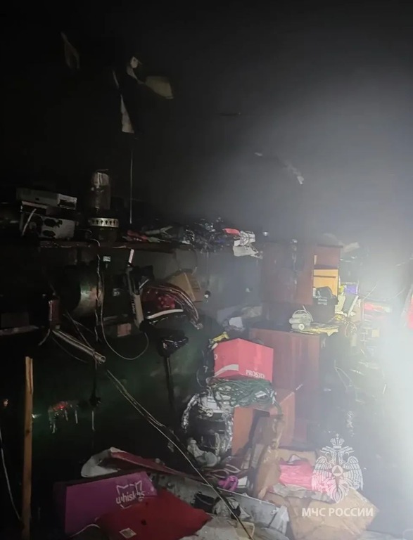 Огнеборцы спасли калининградца из горящего гаража и вынесли газовые баллоны