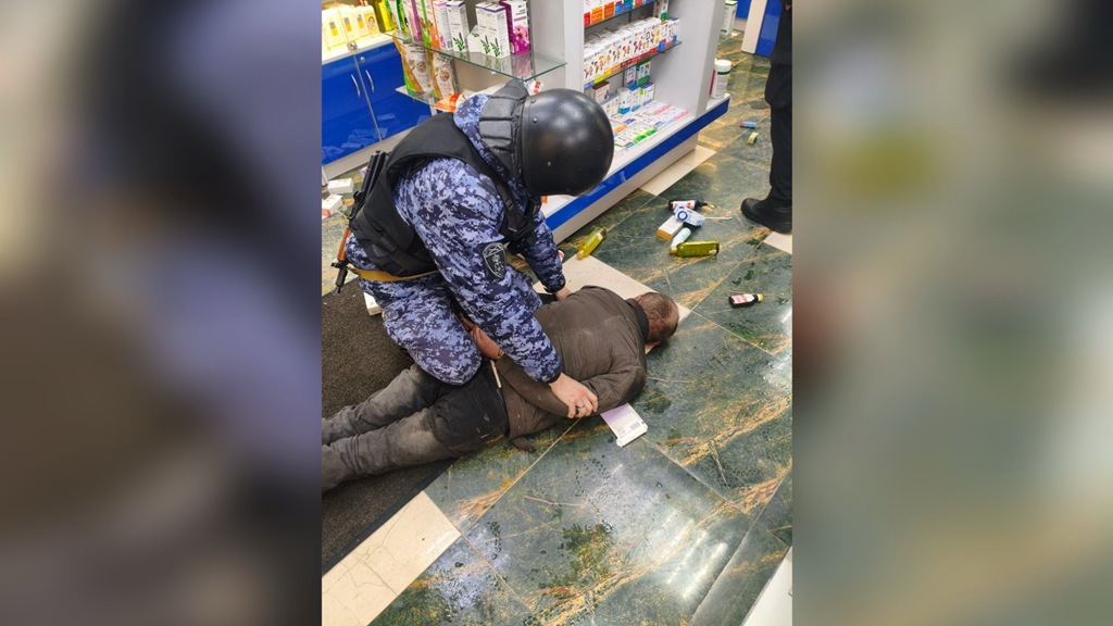 Дебош в калининградской аптеке: росгвардейцы скрутили 52-летнего погромщика