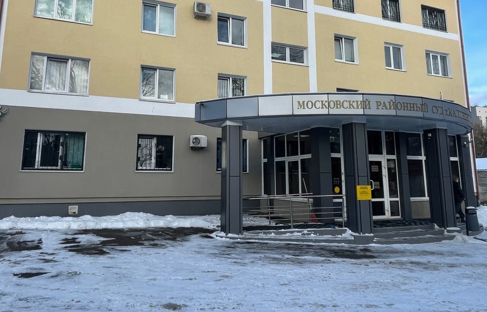 11-летний мальчик упал в бомбоубежище на территории школы и получил 300 тысяч компенсации