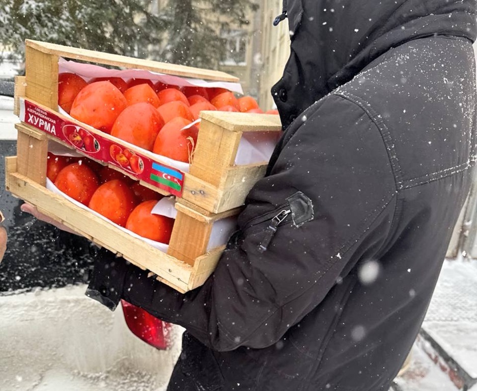 Гуманитарная помощь к 23 Февраля: Александр Брух передал 400 кг фруктов госпиталю