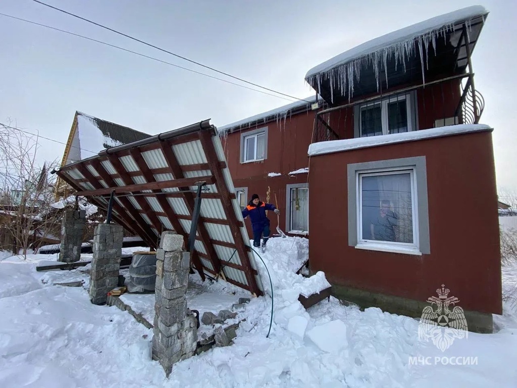 В СНТ «Победа» спасатели вызволили парализованного мужчину из снежного плена
