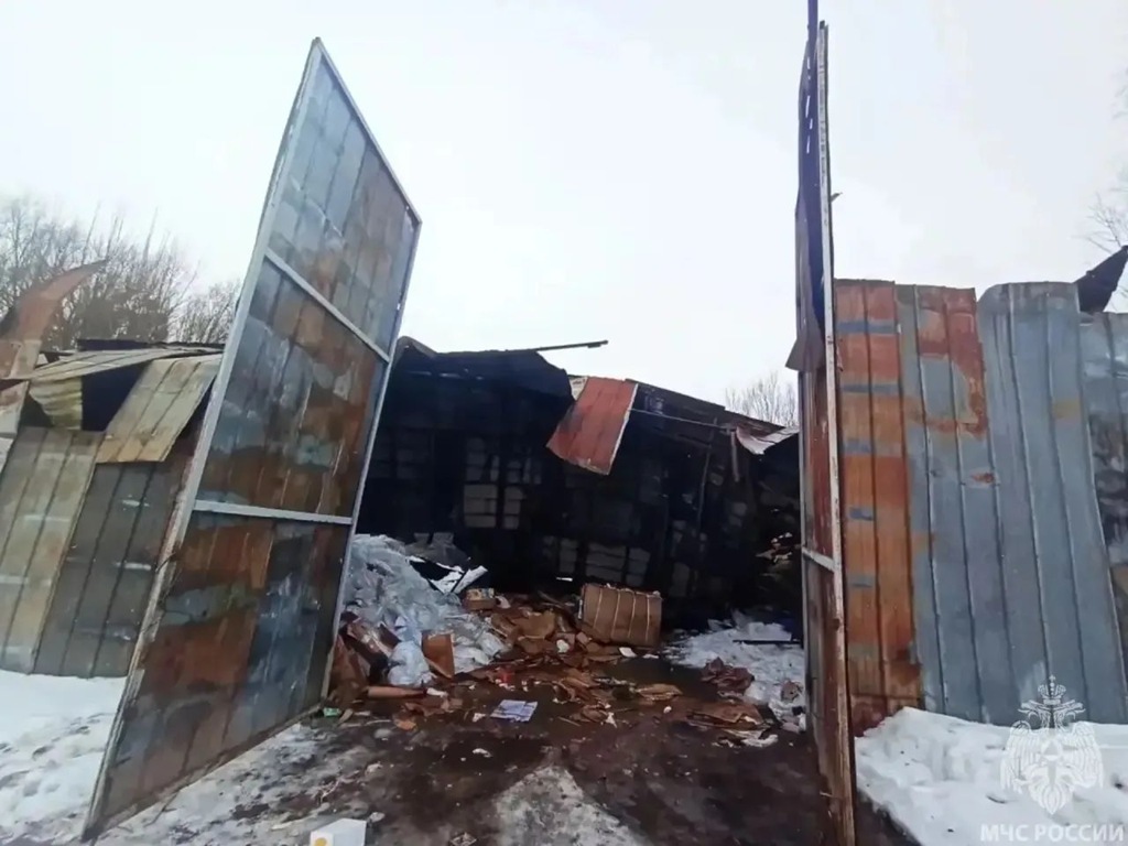 На Дзержинского рухнула крыша склада макулатуры: обошлось без пострадавших