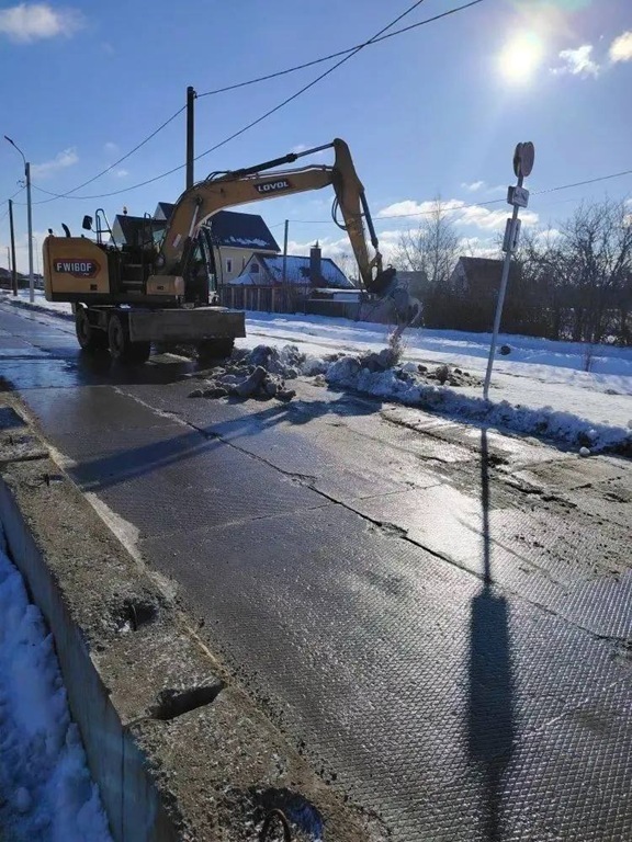 В Калининграде возобновили дорожные работы: мост через Преголю строят даже в мороз