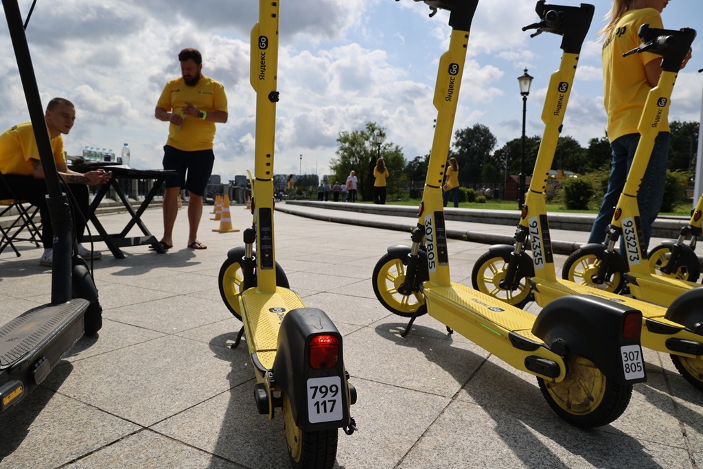 В Калининграде открылся сезон кикшеринга: самокаты Яндекс Go снова на улицах города